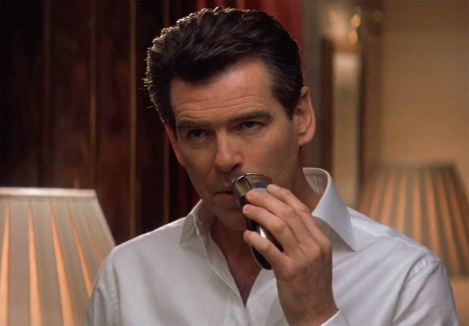 Pierce Brosnan uses a Philips Philishave Sensotec HQ8894 shaver in Die Another Day (2002).