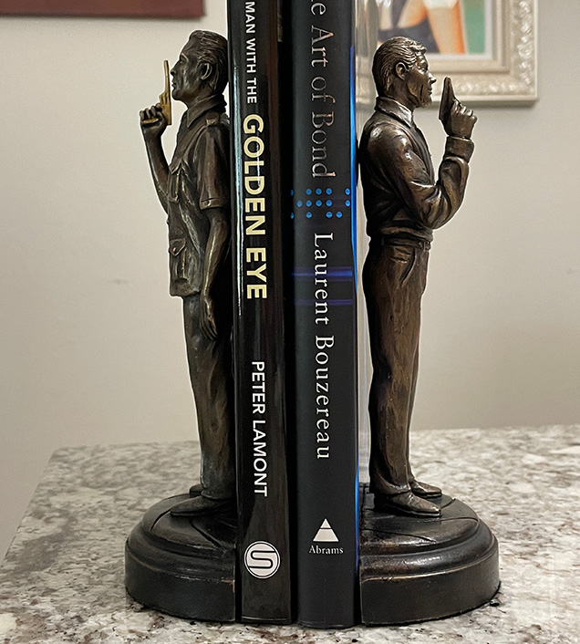 photo © Kan Phaobunjong The James Bond & Francisco Scaramanga bronze sculptures make perfect book stands.